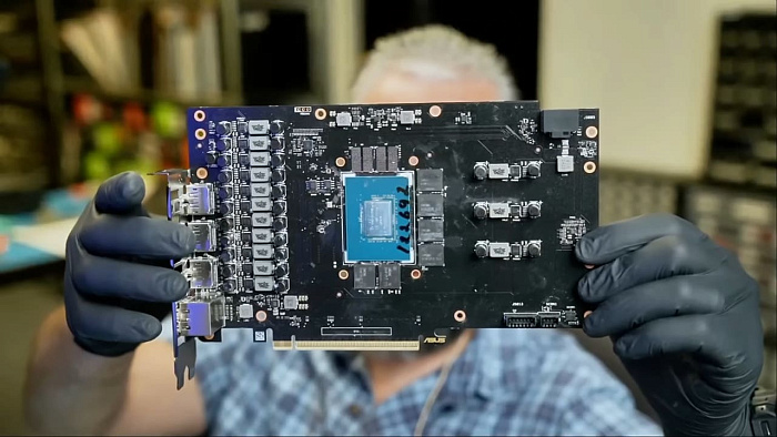 Неправильно нанесённый жидкий металл попал на все компоненты видеокарты RTX 5070 Ti Неправильно нанесённый жидкий металл попал на все компоненты видеокарты RTX 5070 Ti