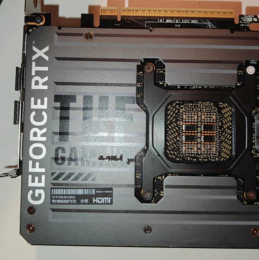 Задняя пластина GeForce RTX 5090 расплавила резиновую защиту райзера