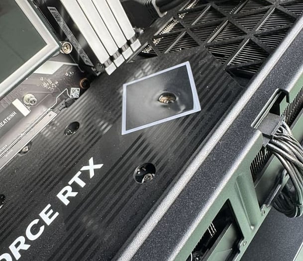 Владелец видеокарты HP GeForce RTX столкнулся с плавлением задней пластины Владелец видеокарты HP GeForce RTX столкнулся с плавлением задней пластины