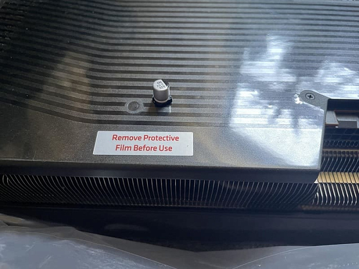 Покупатель Radeon RX 9070 XT столкнулся с “лишним” конденсатором в комплекте поставки