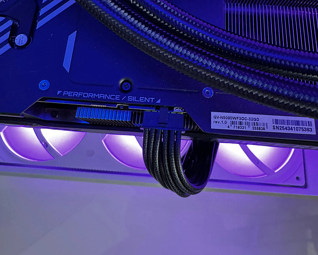 Жёлтый кабель питания 12V-2x6 от MSI постепенно выходит из разъёма