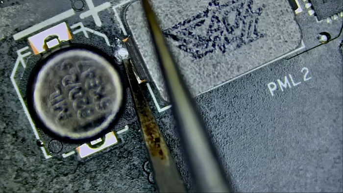 Неправильно нанесённый жидкий металл попал на все компоненты видеокарты RTX 5070 Ti