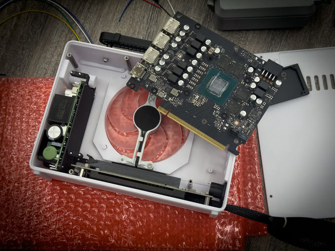 eGPU eGryphon включает в себя RTX 5060 Ti / RTX 5070, встроенный БП и OCuLink с Thunderbolt 5