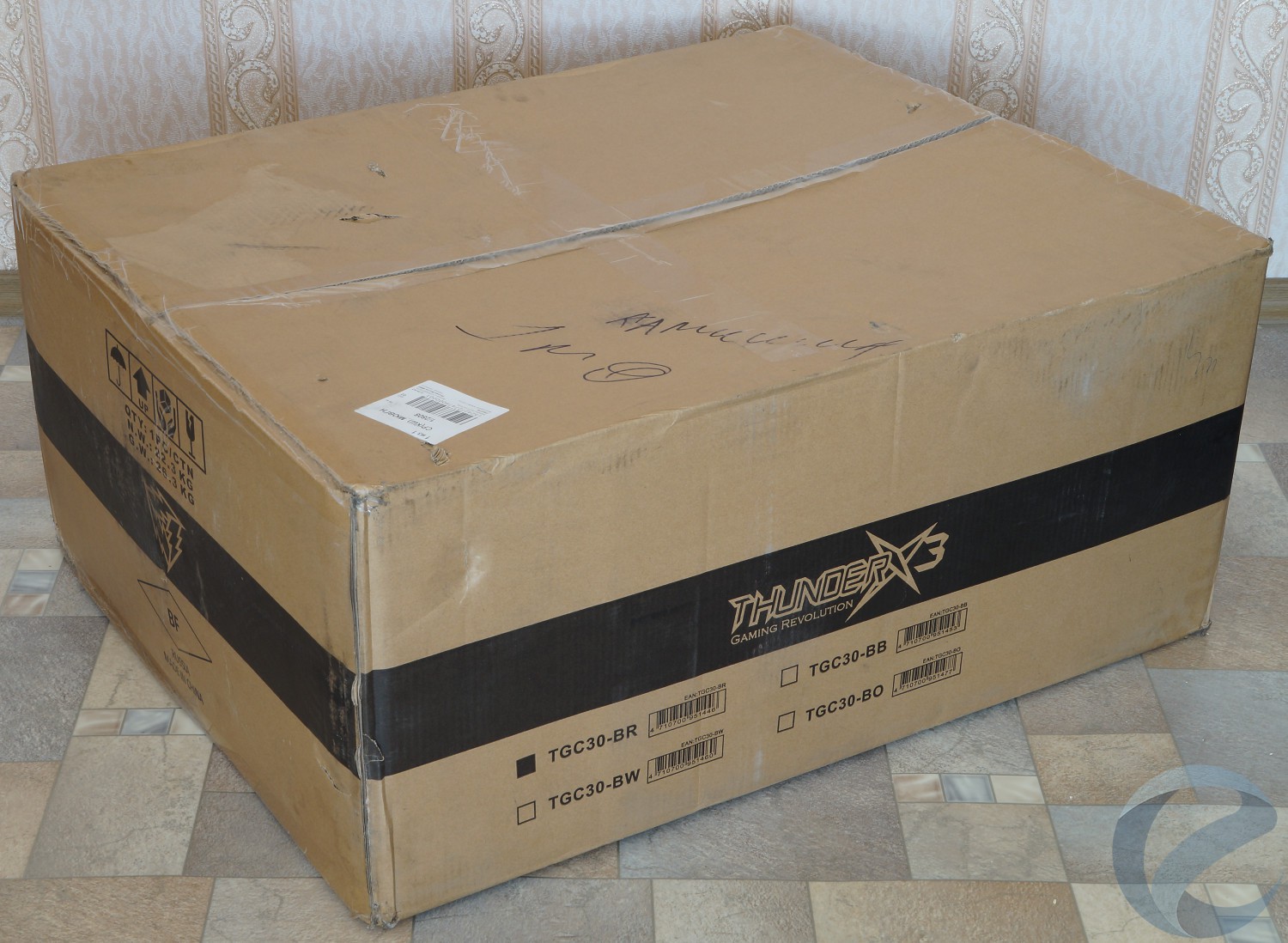Упаковка и комплектация игрового кресла ThunderX3 TGC30