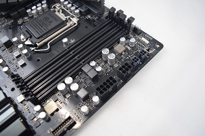ASRock Z490 Phantom Gaming 4SR стала первой материнской платой, поддерживающей новый стандарт питания ATX12VO