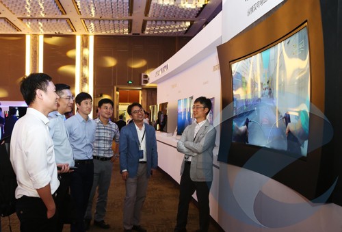 Samsung продемонстрировала дисплей S-Curved