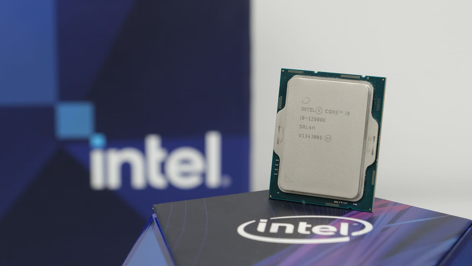 Интел k. Процессор Intel Core i9 12900k. Интел кор i9 12900к. Intel Core i9 12900k AMD Ryzen 9 5950x. Процессор Intel Core i9-12900k Box.