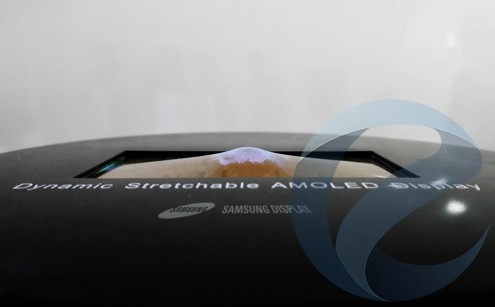 Samsung продемонстрировала растягивающийся дисплей