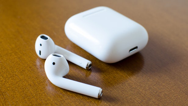 Мужчина случайно проглотил AirPod, но наушник продолжил работать даже в желудке