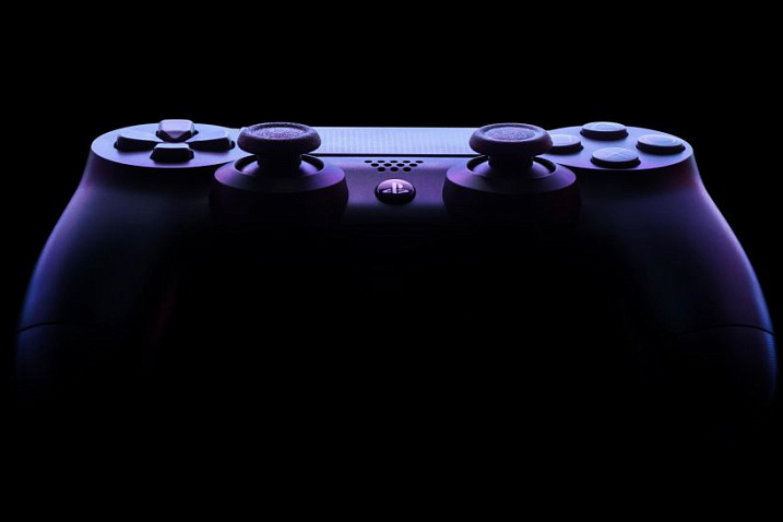 Последняя утечка по PS5 демонстрирует две консоли с контроллерами