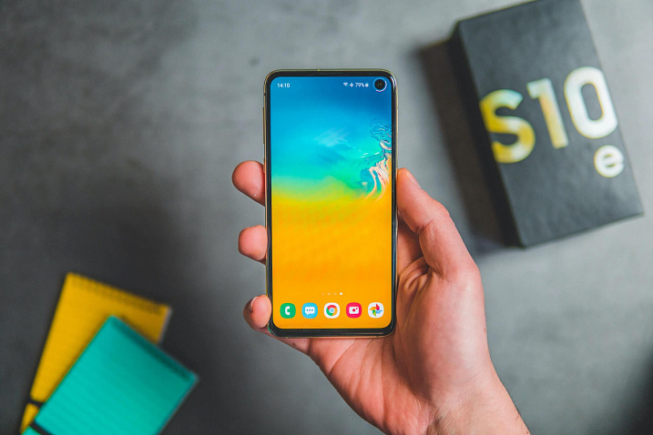 Samsung продолжает переводить свои телефоны на Android 10
