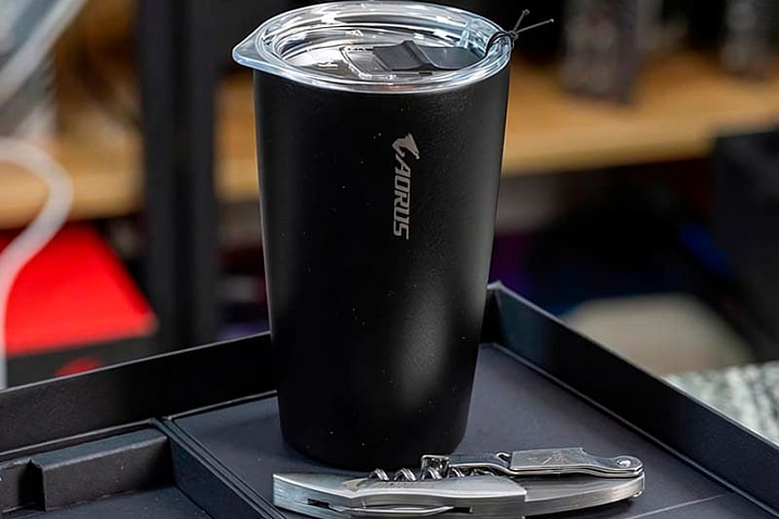 Комплект поставки платы X870E AORUS XTREME X3D AI TOP включает термокружку и штопор