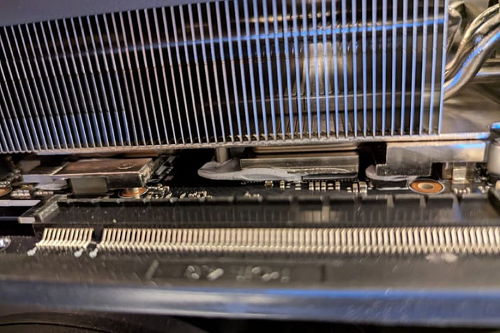Новый термогель на видеокартах GIGABYTE RTX 5000 вновь протекает