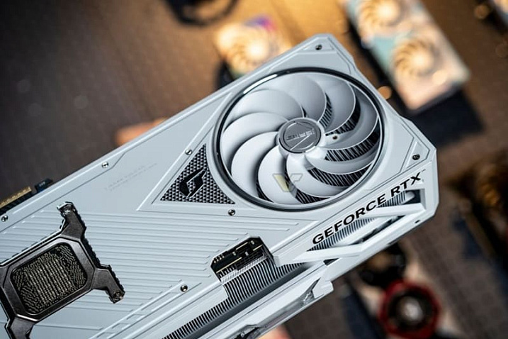 Colorful iGame GeForce RTX 5080 Vulcan White получила четыре вентилятора