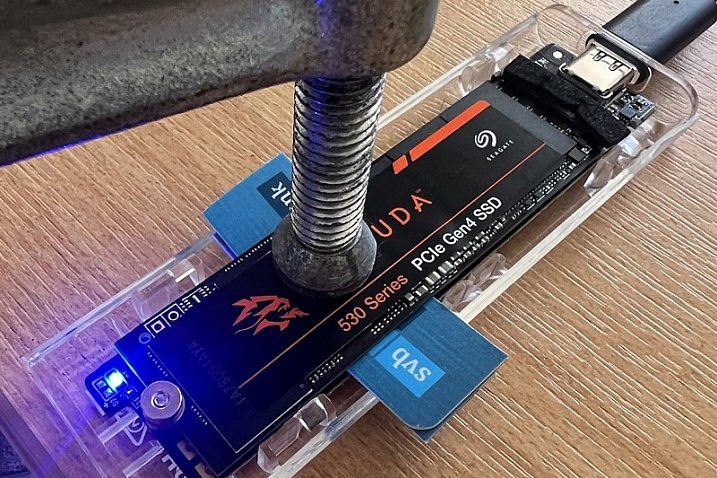 Энтузиаст “отремонтировал” неисправный SSD при помощи зажима для деревообработки