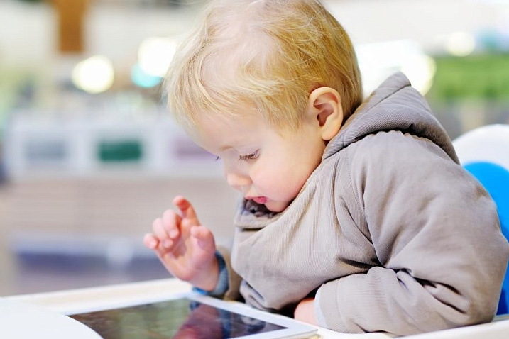Трехлетний ребенок заблокировал iPad отца на 48 лет