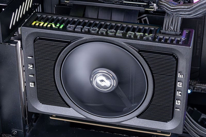 Colorful iGame RTX 5070 Mini с одним вентилятором не сильно горячее эталонной Founders Edition