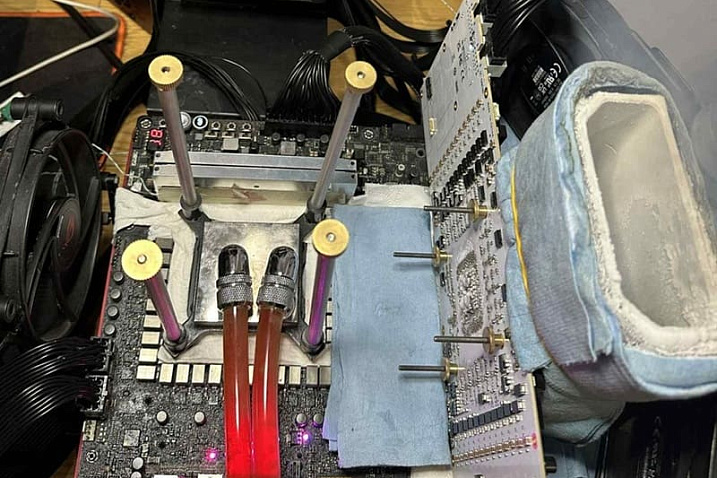  Два разъёма 12V-2x6 позволили GALAX RTX 5090D достичь рекордной частоты
