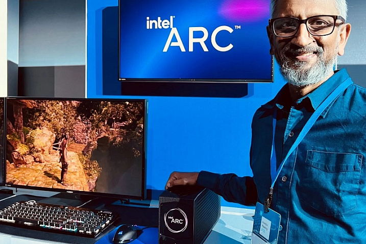 Раджа Кодури показал работу Intel NUC 11 Extreme с прототипом видеокарты Arc Alchemist