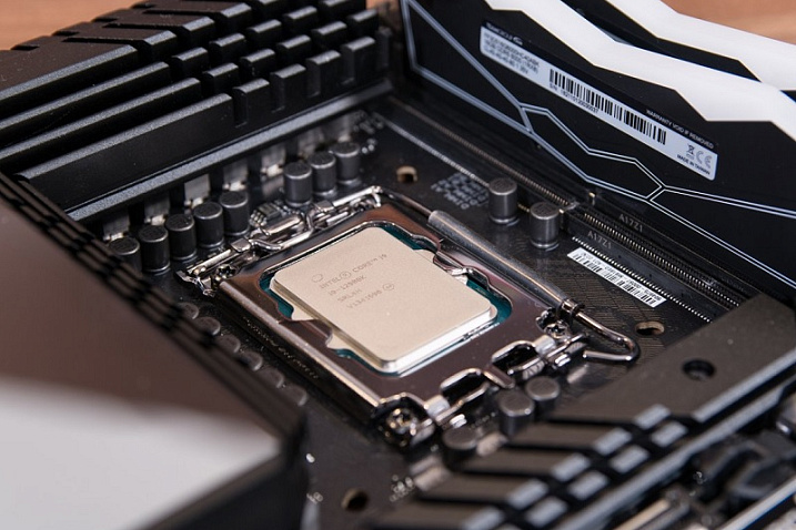Разогнанный Intel Core i7-13700K набрал более 1000 баллов в CPU-Z