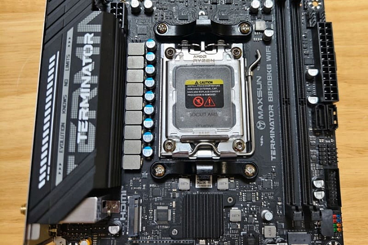 MAXSUN перенесла слот PCIe у платы Terminator B850BKB WIFI на заднюю сторону