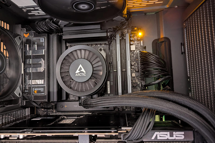 Ryzen 7 9800X3D умирает на плате ASUS, работая буквально на 10% от своих возможностей
