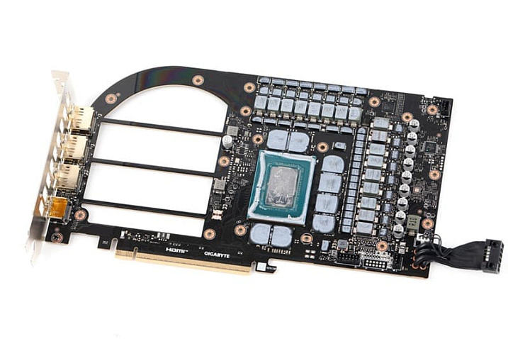 Печатная плата видеокарты GIGABYTE RTX 5080 Infinity имеет несколько сквозных отверстий
