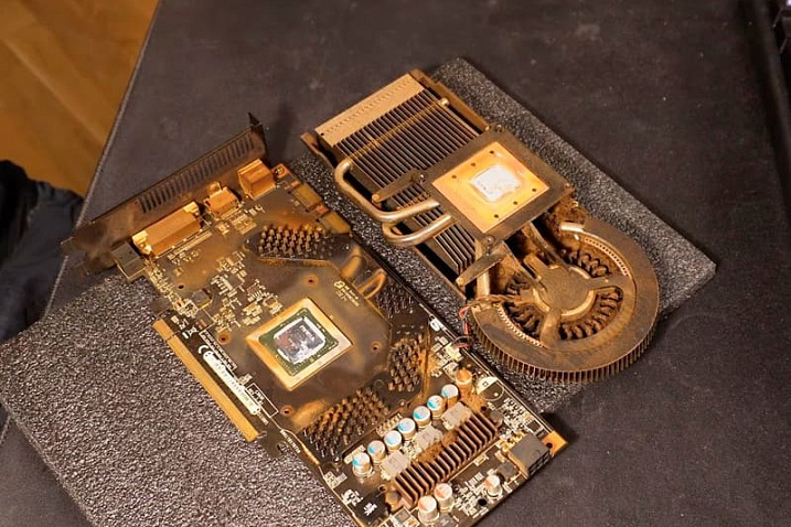 Энтузиаст вычистил видеокарту ASUS ROG Matrix 9800 GT, полностью забитую смолой от сигарет