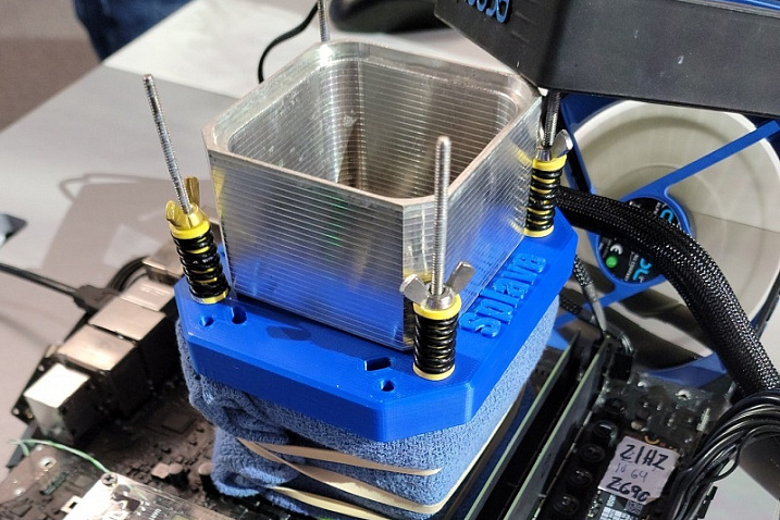 На материнской плате ASRock Z690 AQUA OC установлено сразу четыре мировых рекорда