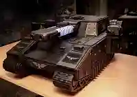 Энтузиаст создал корпус в виде танка из Warhammer 40k