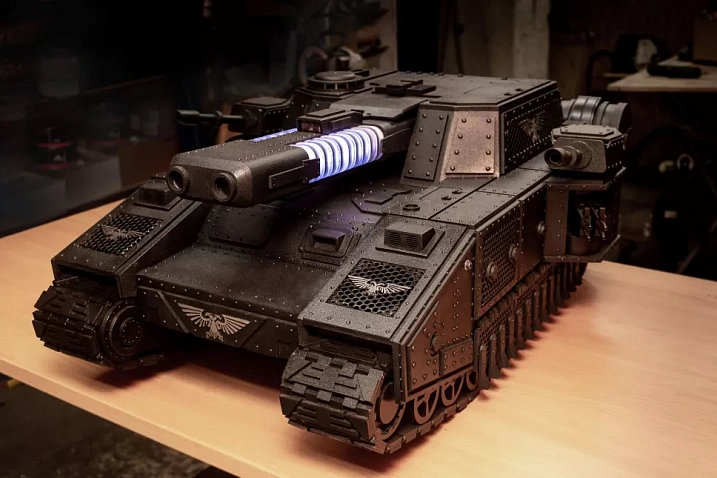 Энтузиаст создал корпус в виде танка из Warhammer 40k