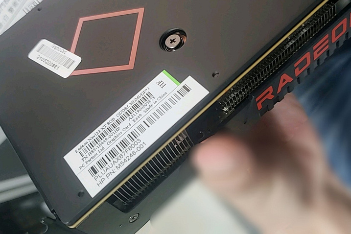 Инженерный образец предполагаемой AMD Radeon RX 6600 XT запечатлен на фотографии