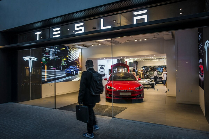 Хакеры нашли уязвимость в новой модели Tesla и получили в подарок машину 