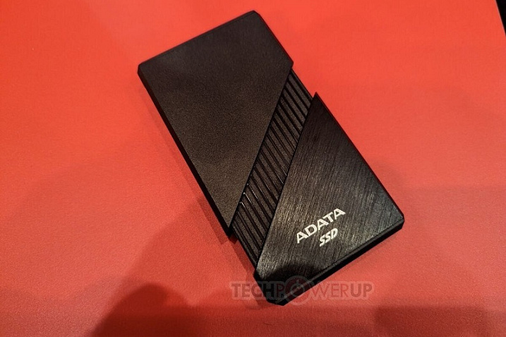 Портативный накопитель ADATA SE920 работает за счет интерфейса USB4