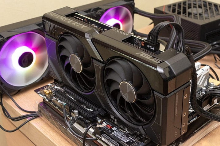 ASUS продает GeForce RTX 4070 с GDDR6 по такой же цене, как и с GDDR6X