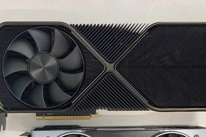 Реальные фотографии видеокарты RTX 3090 и сравнение с RTX 2080