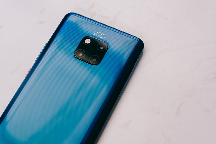 Huawei убрала рекламу с экранов блокировки