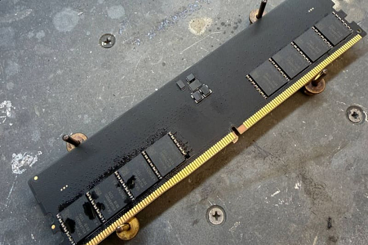 Энтузиаст собственноручно создал модуль памяти DDR5-6400 на 32 Гбайта