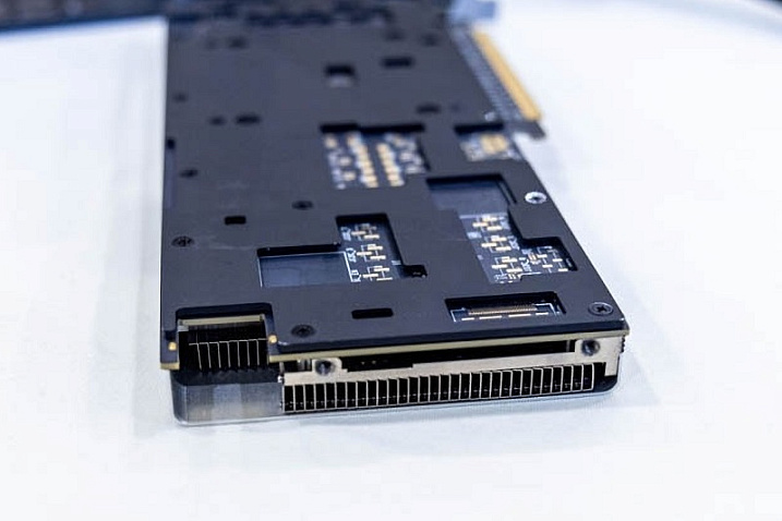 Рассматриваем фотографии ускорителей Intel Arctic Sound-M