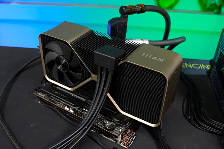 Прототип адаптера питания для RTX TITAN Ada состоит из шести 8-контактных разъёмов