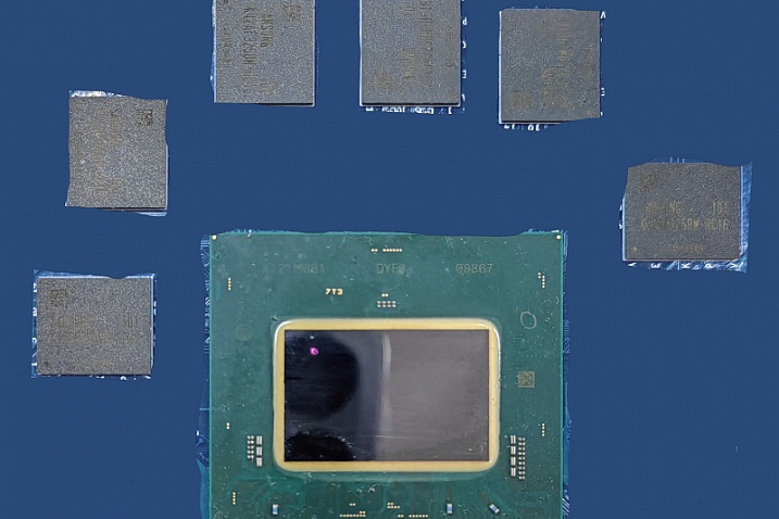 Фотография графического процессора Intel DG2 с 384EU и микросхемами памяти Samsung