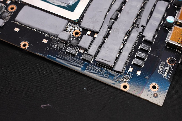У GIGABYTE GeForce RTX 4090 AORUS MASTER имеются дорожки для NVLink