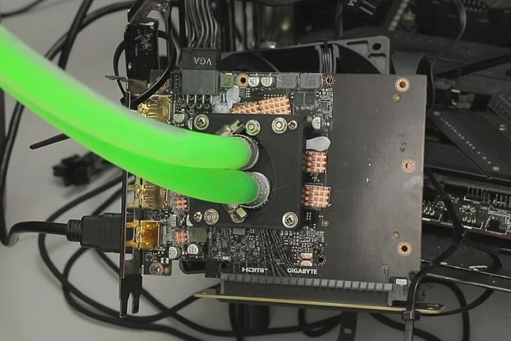 Походный холодильник и шунт-моддинг повышают частоту GeForce RTX 5050 до 3468 MHz