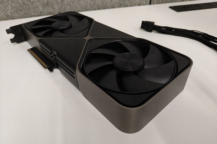 Обзорщик подтвердил дату выхода обзоров RTX 5080 и показал новый адаптер питания