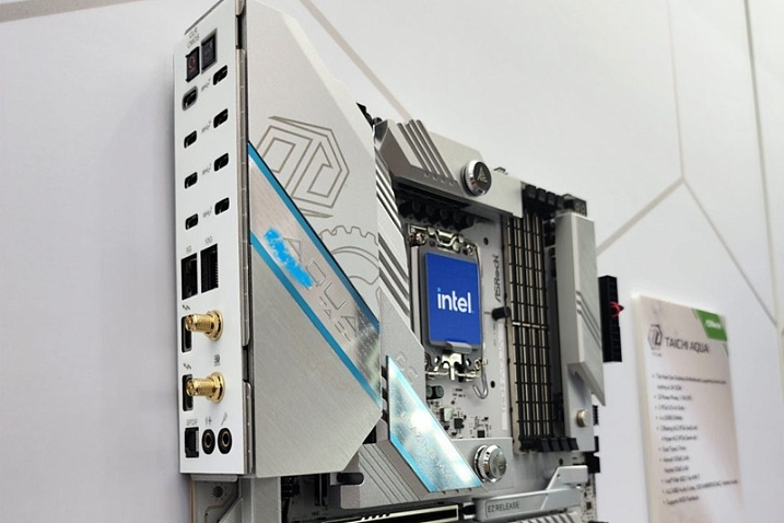 ASRock Z890 Taichi Aqua не получила портов USB Type-A