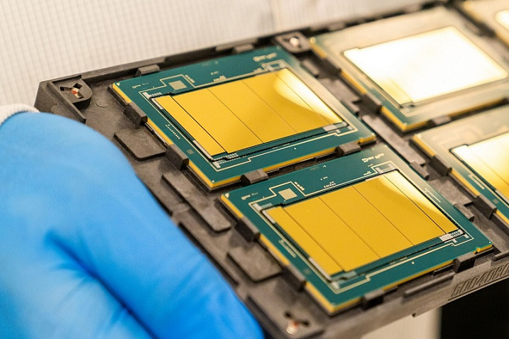 Intel поделилась фотосессией с производства серверных процессоров Granite Rapids