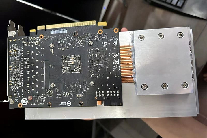 Модифицированная GeForce RTX 4060 пассивно охлаждается 2.5-килограммовым радиатором
