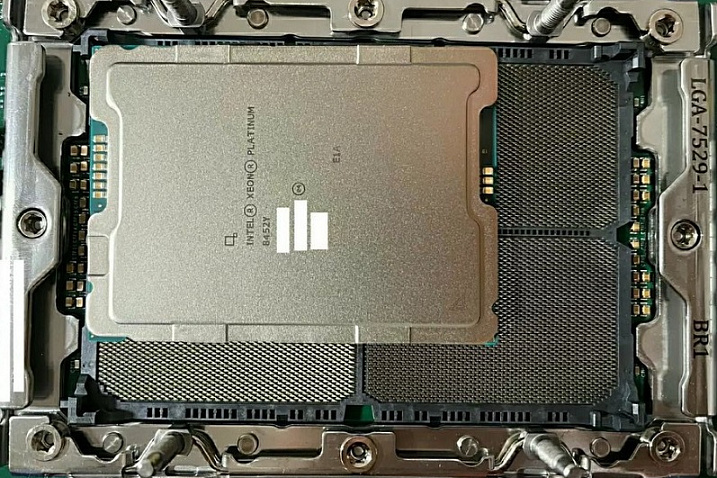 Рассматриваем еще одну фотографию гигантского серверного сокета Intel LGA7529