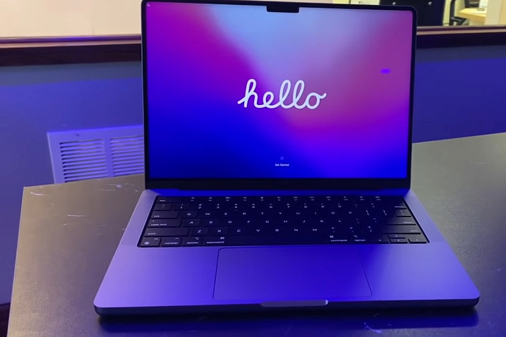 Появились фото нового MacBook Pro 14" с «челкой»