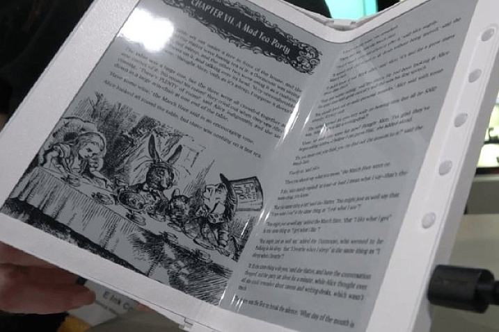 E ink показала складной дисплей на электронных чернилах